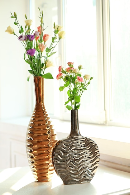 Bellissimi fiori primaverili in vaso sullo sfondo della finestra
