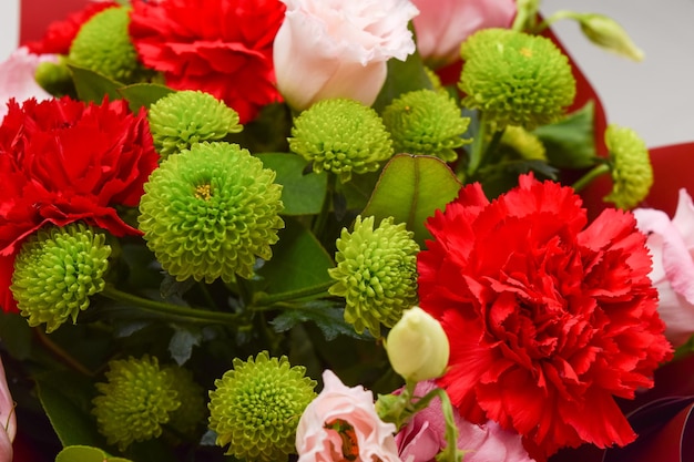 Bellissimi fiori primaverili su sfondo bianco Confezioni regalo di composizione floreale festiva San Valentino Biglietto di auguri per la festa della mamma per la festa della donna Vista dall'alto piatto