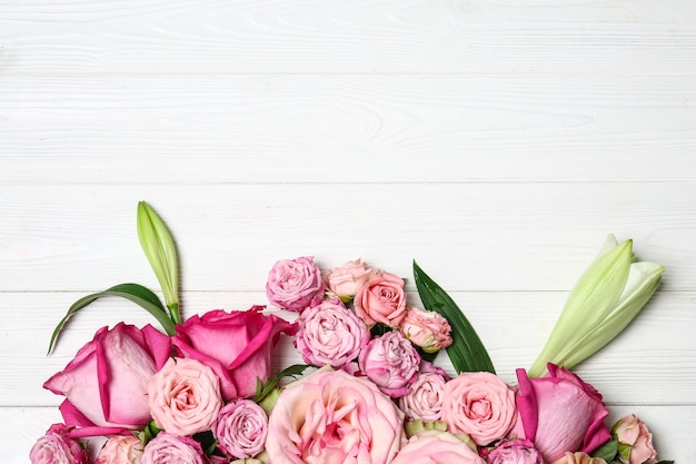 Bellissimi fiori rosa su fondo di legno bianco