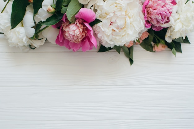 Bellissimi fiori su sfondo bianco di legno