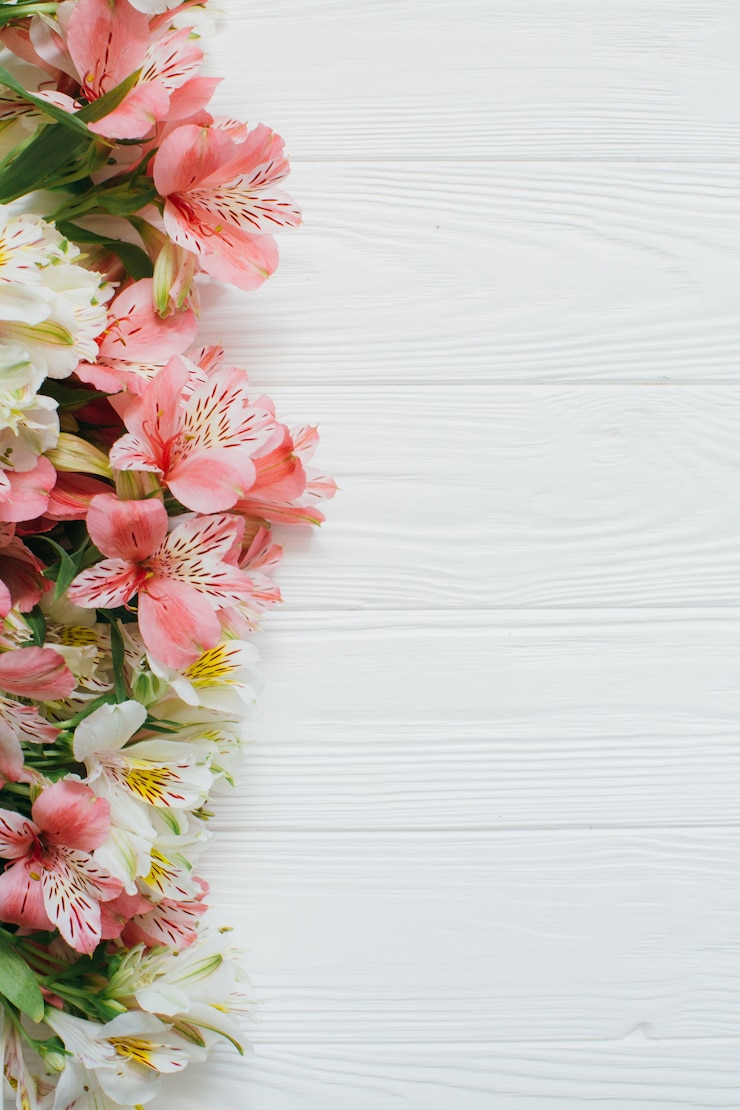Foto bellissimi fiori su sfondo bianco di legno
