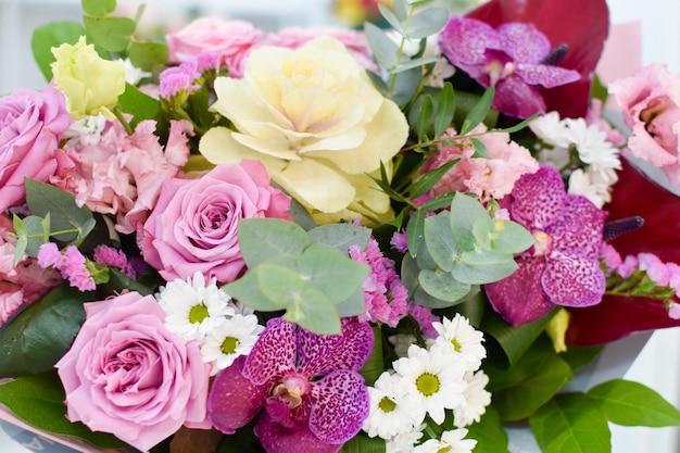 Bellissimi fiori sul tavolo Salone dei fiori Consegna fiori per il giorno della donna