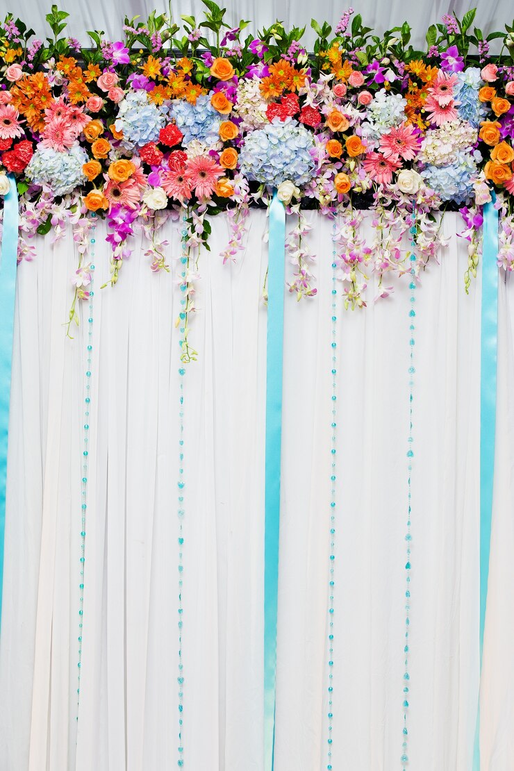 Bellissimi fiori sullo sfondo per la scena del matrimonio