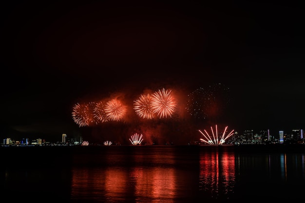 Bellissimi fuochi d'artificio festeggiano in mare