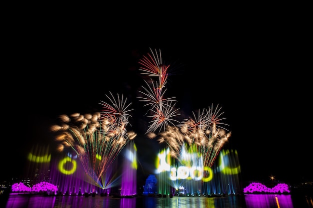 Bellissimi fuochi d'artificio nel cielo notturno