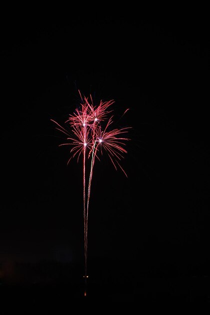 Bellissimi fuochi d'artificio rossi colorati per il nuovo anno di dicembre