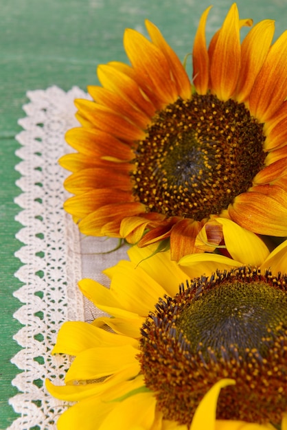 Bellissimi girasoli in brocca sul tovagliolo sul tavolo da vicino