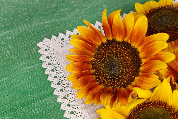 Bellissimi girasoli in brocca sul tovagliolo sul tavolo da vicino