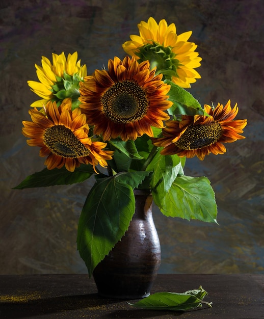 Bellissimi girasoli in un vaso