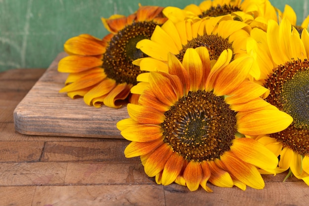 Bellissimi girasoli sul tavolo su fondo di legno