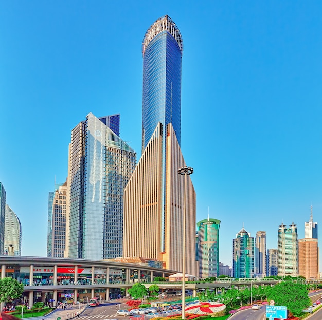 Bellissimi grattacieli, costruzione della città di Pudong, Shanghai, Cina.