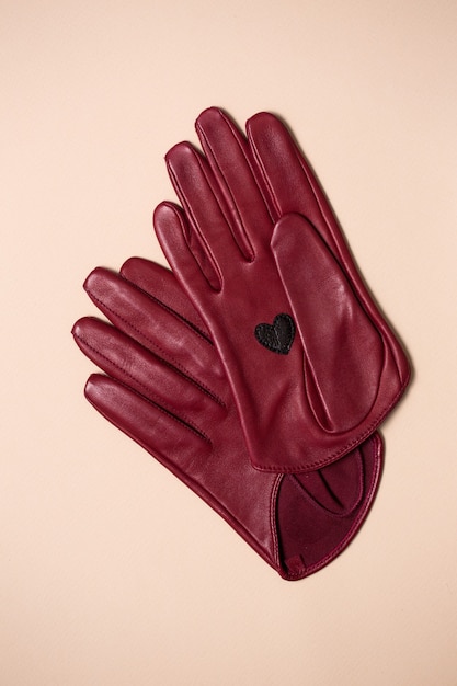 Bellissimi guanti in pelle bordeaux con un cuore sul palmo