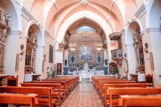 Bellissimi interni della cattedrale ortodossa.