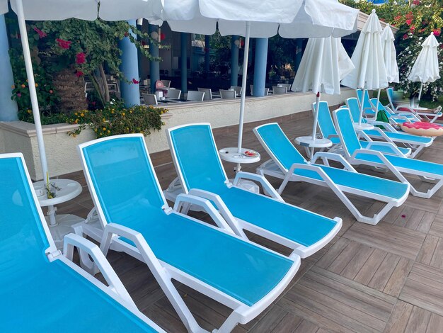 Bellissimi lettini in plastica blu per prendere il sole per rilassarsi in un hotel in un caldo tropicale orientale