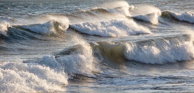 Bellissimi mari agitati con schiuma e onde marine