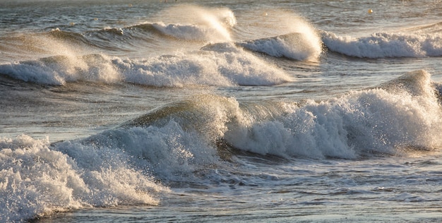 Bellissimi mari agitati con schiuma e onde marine