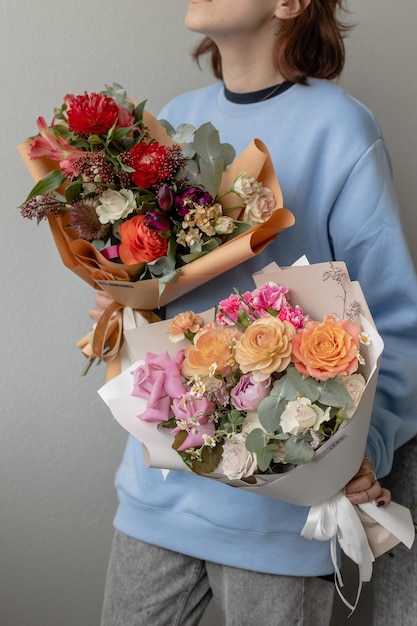 Bellissimi mazzi di fiori nelle mani di una ragazza