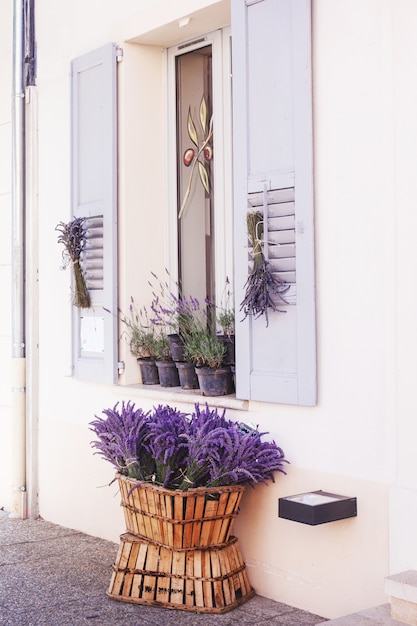 Bellissimi mazzi di lavanda stanno in un cestino per la vendita nel mercato locale, Valensole, Provenza, Francia