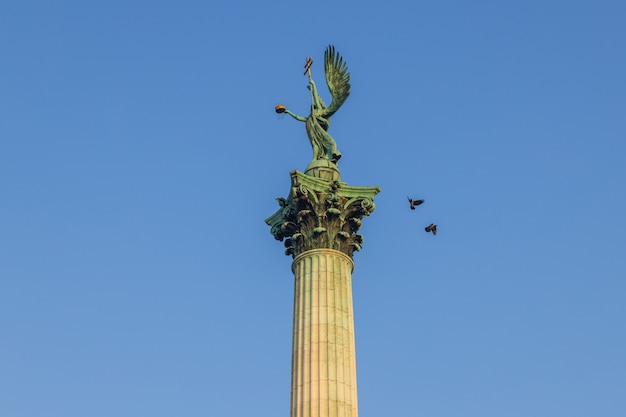 Bellissimi monumenti in Piazza degli Eroi a Budapest in una giornata di sole