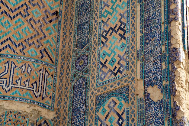 bellissimi motivi sulle pareti degli edifici uzbeki e motivi blu a zigzag incrociati