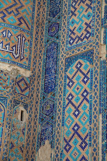 bellissimi motivi sulle pareti degli edifici uzbeki e motivi blu a zigzag incrociati