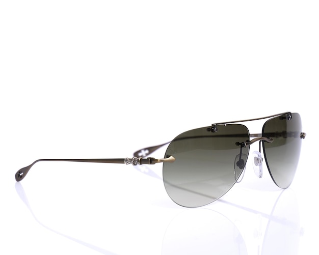 Bellissimi occhiali da sole di lusso isolati su sfondo bianco