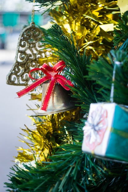 Bellissimi oggetti decorati con albero di Natale