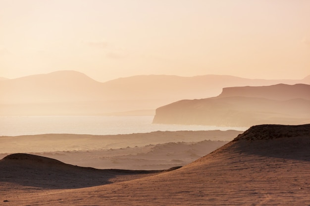 Bellissimi paesaggi della costa nella Riserva Nazionale di Paracas, regione di Ica, costa del Pacifico del Perù.