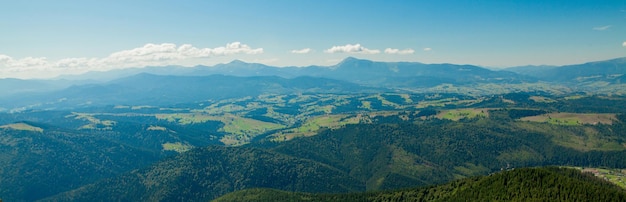 Bellissimi paesaggi di montagna con i Carpazi ucraini