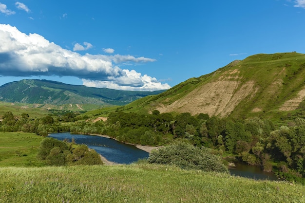 Bellissimi paesaggi di montagna in Georgia