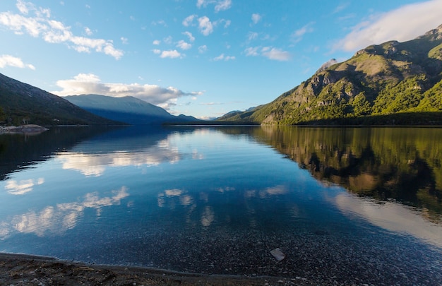 Bellissimi paesaggi di montagna in Patagonia. Lago delle montagne in Argentina, Sud America.