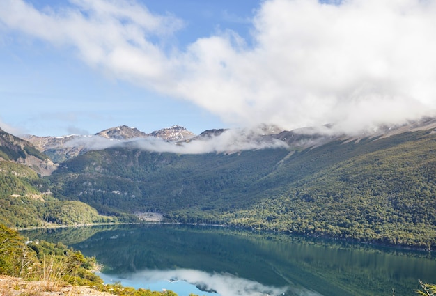 Bellissimi paesaggi di montagna in Patagonia. Lago delle montagne in Argentina, Sud America.