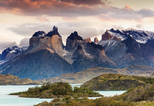 Bellissimi paesaggi di montagna nel Parco Nazionale Torres Del Paine, Cile. Regione escursionistica famosa in tutto il mondo.