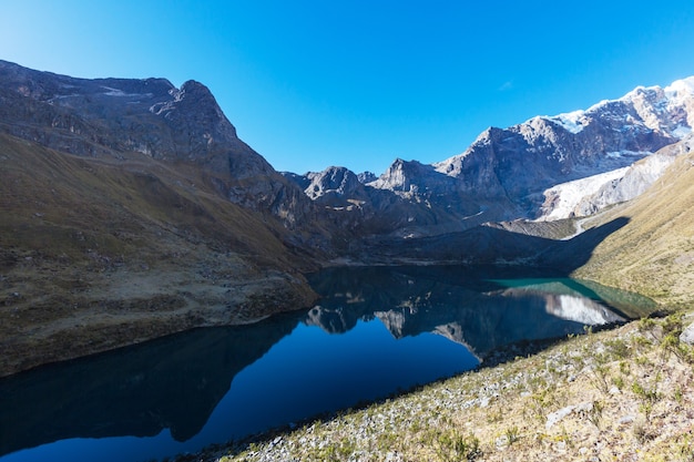 Bellissimi paesaggi di montagne nella Cordillera Huayhuash, Perù, Sud America