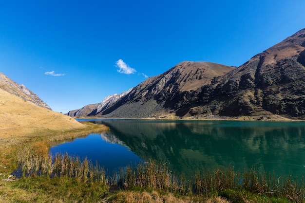 Bellissimi paesaggi di montagne nella Cordillera Huayhuash, Perù, Sud America