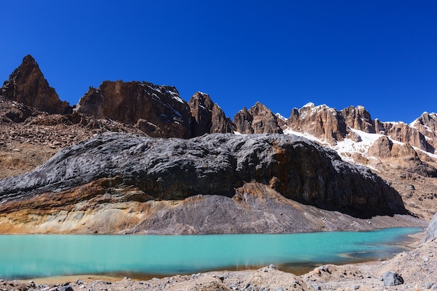 Bellissimi paesaggi di montagne nella Cordillera Huayhuash, Perù, Sud America