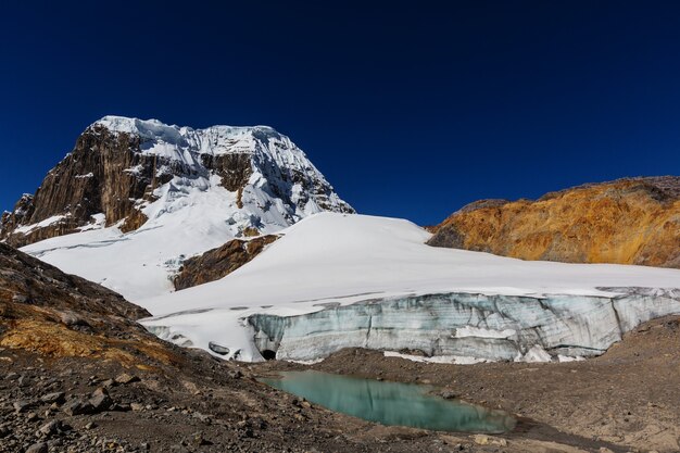 Bellissimi paesaggi di montagne nella Cordillera Huayhuash, Perù, Sud America