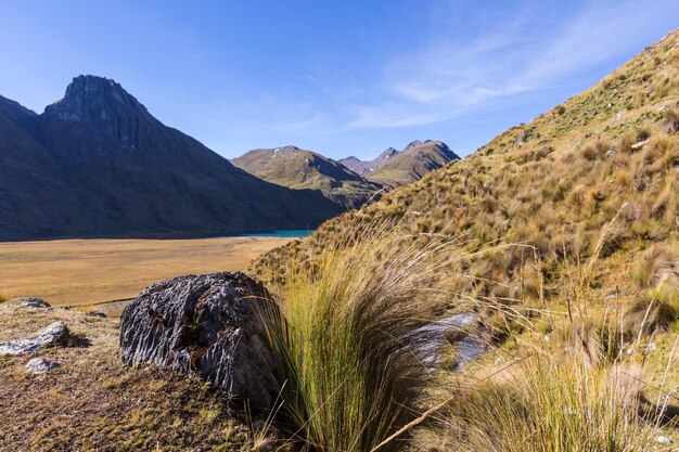 Bellissimi paesaggi di montagne nella Cordillera Huayhuash, Perù, Sud America