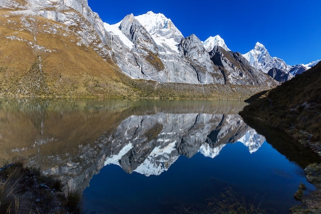 Bellissimi paesaggi di montagne nella Cordillera Huayhuash, Perù, Sud America