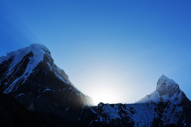 Bellissimi paesaggi di montagne nella Cordillera Huayhuash, Perù, Sud America