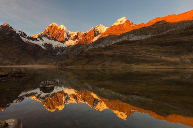 Bellissimi paesaggi di montagne nella Cordillera Huayhuash, Perù, Sud America