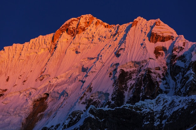Bellissimi paesaggi di montagne nella Cordillera Huayhuash, Perù, Sud America