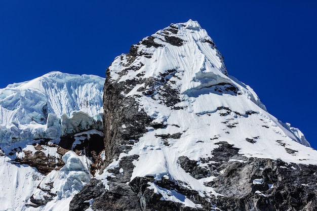 Bellissimi paesaggi di montagne nella Cordillera Huayhuash, Perù, Sud America