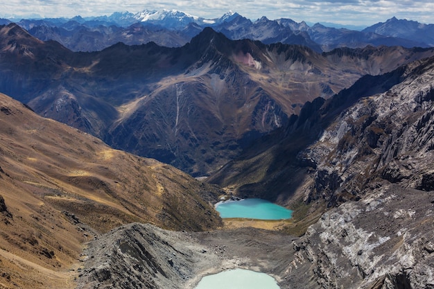 Bellissimi paesaggi di montagne nella Cordillera Huayhuash, Perù, Sud America