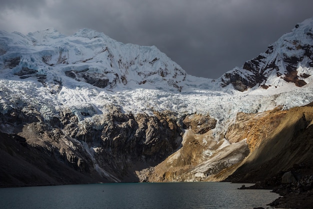 Bellissimi paesaggi di montagne nella Cordillera Huayhuash, Perù, Sud America