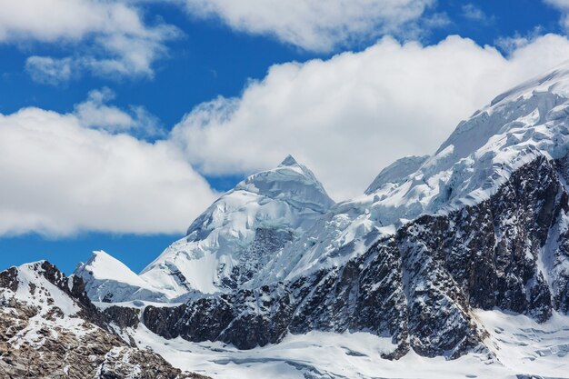 Bellissimi paesaggi di montagne nella Cordillera Huayhuash, Perù, Sud America