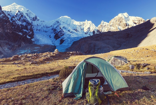 Bellissimi paesaggi di montagne nella Cordillera Huayhuash, Perù, Sud America