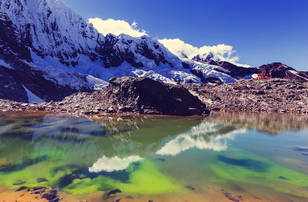 Bellissimi paesaggi di montagne nella Cordillera Huayhuash, Perù, Sud America