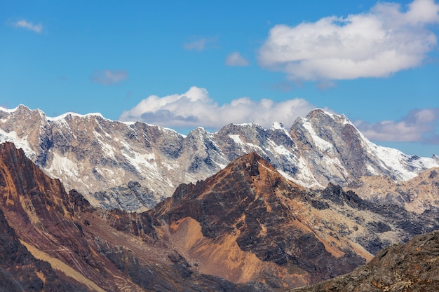 Bellissimi paesaggi di montagne nella Cordillera Huayhuash, Perù, Sud America