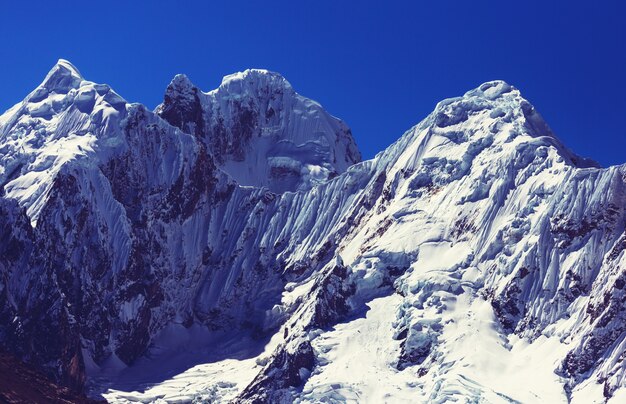 Bellissimi paesaggi di montagne nella Cordillera Huayhuash, Perù, Sud America